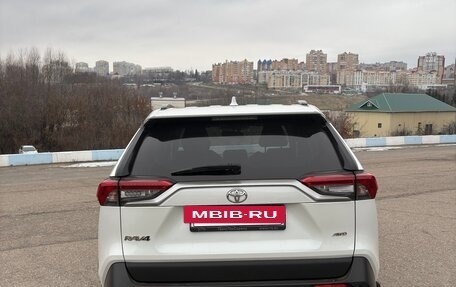 Toyota RAV4, 2020 год, 3 100 000 рублей, 4 фотография