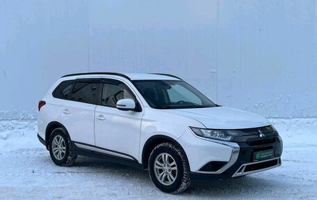 Mitsubishi Outlander III рестайлинг 3, 2021 год, 2 360 000 рублей, 3 фотография