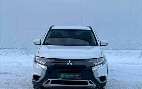 Mitsubishi Outlander III рестайлинг 3, 2021 год, 2 360 000 рублей, 2 фотография