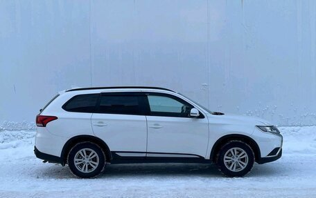 Mitsubishi Outlander III рестайлинг 3, 2021 год, 2 360 000 рублей, 4 фотография