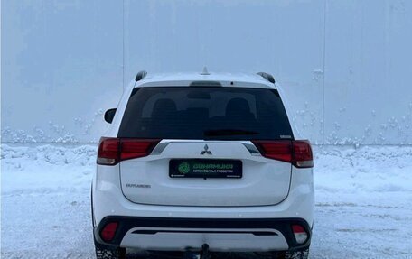 Mitsubishi Outlander III рестайлинг 3, 2021 год, 2 360 000 рублей, 6 фотография