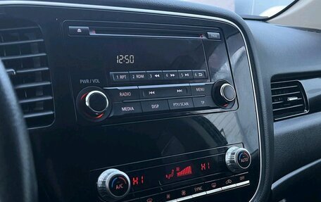 Mitsubishi Outlander III рестайлинг 3, 2021 год, 2 360 000 рублей, 13 фотография