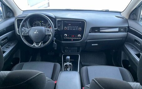 Mitsubishi Outlander III рестайлинг 3, 2021 год, 2 360 000 рублей, 12 фотография