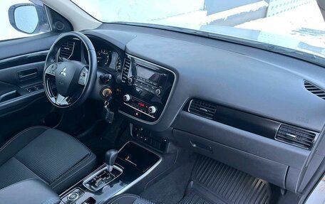 Mitsubishi Outlander III рестайлинг 3, 2021 год, 2 360 000 рублей, 9 фотография