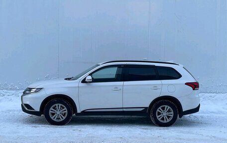 Mitsubishi Outlander III рестайлинг 3, 2021 год, 2 360 000 рублей, 8 фотография