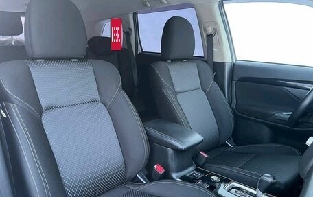 Mitsubishi Outlander III рестайлинг 3, 2021 год, 2 360 000 рублей, 10 фотография