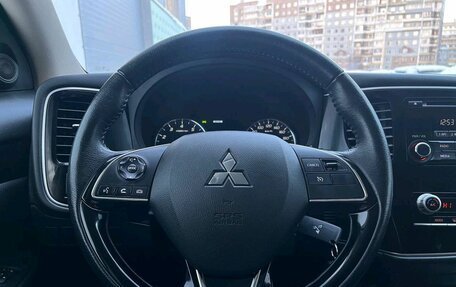 Mitsubishi Outlander III рестайлинг 3, 2021 год, 2 360 000 рублей, 19 фотография