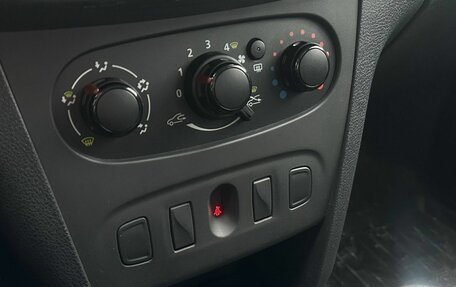 Renault Logan II, 2017 год, 745 000 рублей, 10 фотография