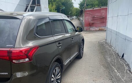 Mitsubishi Outlander III рестайлинг 3, 2020 год, 2 650 000 рублей, 6 фотография