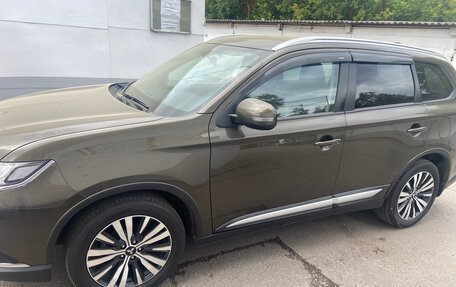 Mitsubishi Outlander III рестайлинг 3, 2020 год, 2 650 000 рублей, 3 фотография