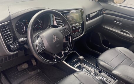 Mitsubishi Outlander III рестайлинг 3, 2020 год, 2 650 000 рублей, 8 фотография