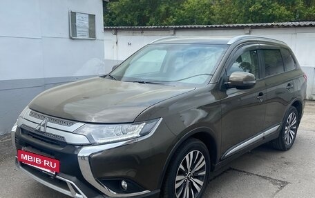 Mitsubishi Outlander III рестайлинг 3, 2020 год, 2 650 000 рублей, 2 фотография