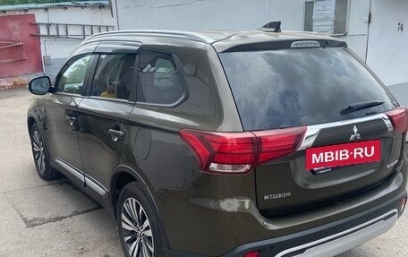 Mitsubishi Outlander III рестайлинг 3, 2020 год, 2 650 000 рублей, 4 фотография