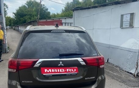 Mitsubishi Outlander III рестайлинг 3, 2020 год, 2 650 000 рублей, 5 фотография