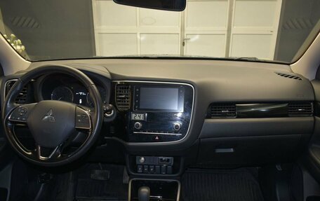 Mitsubishi Outlander III рестайлинг 3, 2020 год, 2 450 000 рублей, 12 фотография