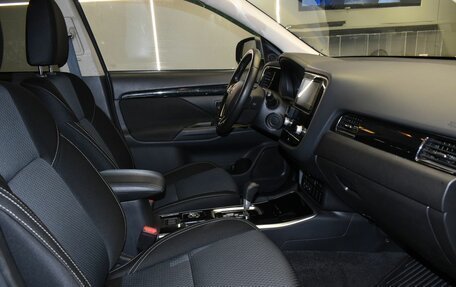 Mitsubishi Outlander III рестайлинг 3, 2020 год, 2 450 000 рублей, 10 фотография