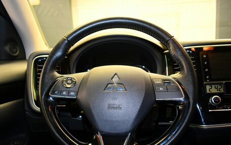 Mitsubishi Outlander III рестайлинг 3, 2020 год, 2 450 000 рублей, 14 фотография