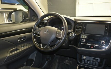 Mitsubishi Outlander III рестайлинг 3, 2020 год, 2 450 000 рублей, 13 фотография