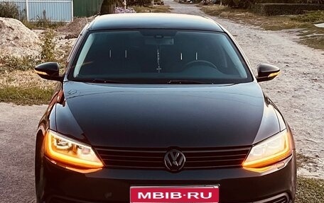 Volkswagen Jetta VI, 2013 год, 975 000 рублей, 1 фотография