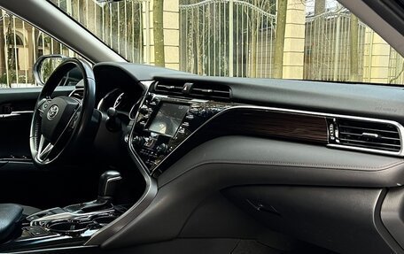 Toyota Camry, 2018 год, 2 190 000 рублей, 15 фотография