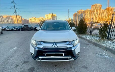 Mitsubishi Outlander III рестайлинг 3, 2021 год, 2 800 000 рублей, 17 фотография