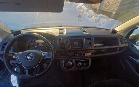 Volkswagen Multivan T6 рестайлинг, 2016 год, 2 850 000 рублей, 5 фотография