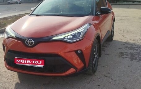 Toyota C-HR I рестайлинг, 2019 год, 2 580 000 рублей, 2 фотография