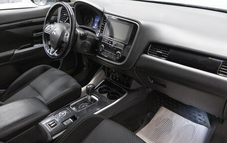 Mitsubishi Outlander III рестайлинг 3, 2019 год, 2 199 000 рублей, 10 фотография