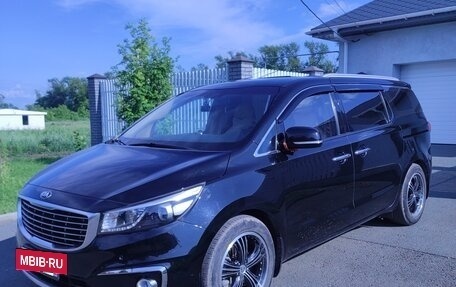 KIA Carnival III, 2017 год, 2 500 000 рублей, 2 фотография