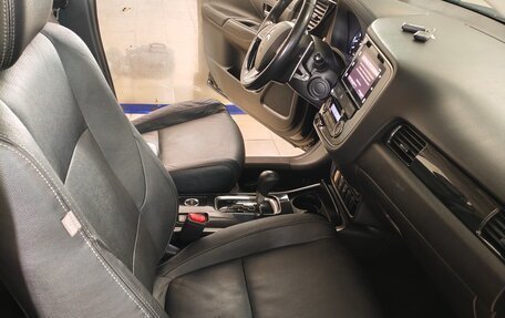 Mitsubishi Outlander III рестайлинг 3, 2018 год, 2 450 000 рублей, 8 фотография