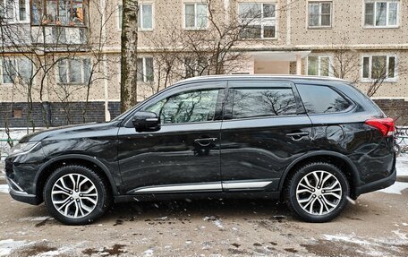 Mitsubishi Outlander III рестайлинг 3, 2018 год, 2 450 000 рублей, 2 фотография