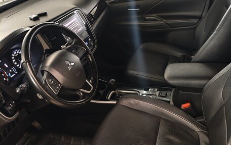 Mitsubishi Outlander III рестайлинг 3, 2018 год, 2 450 000 рублей, 16 фотография