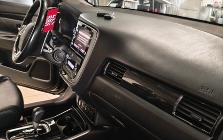 Mitsubishi Outlander III рестайлинг 3, 2018 год, 2 450 000 рублей, 13 фотография