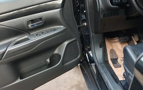 Mitsubishi Outlander III рестайлинг 3, 2018 год, 2 450 000 рублей, 32 фотография