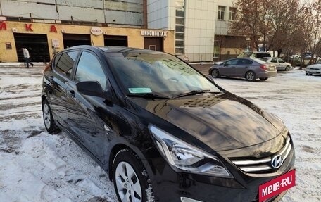 Hyundai Solaris II рестайлинг, 2015 год, 950 000 рублей, 2 фотография