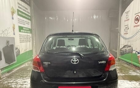 Toyota Yaris III рестайлинг, 2009 год, 440 000 рублей, 2 фотография