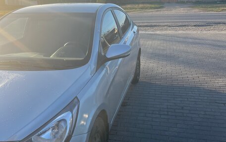 Hyundai Solaris II рестайлинг, 2011 год, 980 000 рублей, 2 фотография