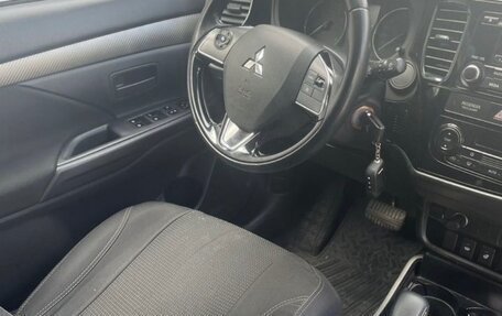 Mitsubishi Outlander III рестайлинг 3, 2017 год, 1 950 000 рублей, 12 фотография