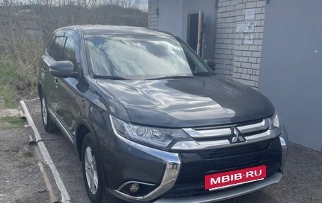 Mitsubishi Outlander III рестайлинг 3, 2017 год, 1 950 000 рублей, 2 фотография