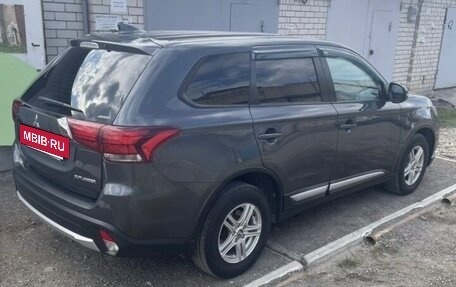 Mitsubishi Outlander III рестайлинг 3, 2017 год, 1 950 000 рублей, 10 фотография