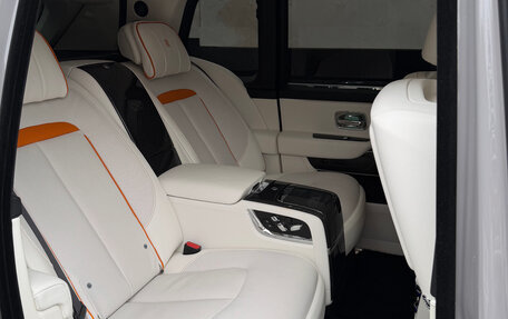 Rolls-Royce Cullinan, 2024 год, 49 800 000 рублей, 17 фотография