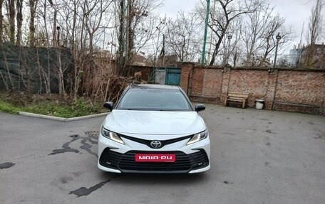 Toyota Camry, 2021 год, 2 100 000 рублей, 1 фотография