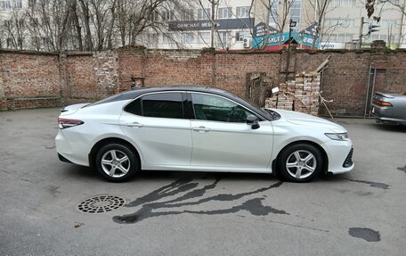 Toyota Camry, 2021 год, 2 100 000 рублей, 4 фотография