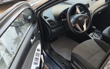 Hyundai Solaris II рестайлинг, 2013 год, 800 000 рублей, 5 фотография