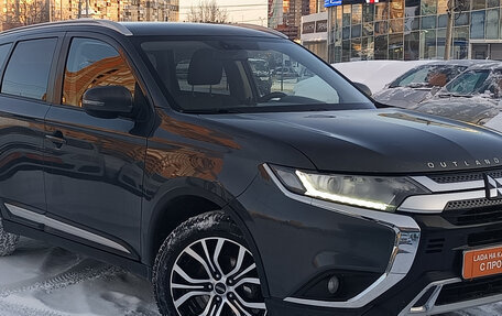 Mitsubishi Outlander III рестайлинг 3, 2019 год, 1 850 000 рублей, 2 фотография