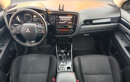 Mitsubishi Outlander III рестайлинг 3, 2019 год, 1 850 000 рублей, 10 фотография