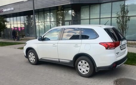 Mitsubishi Outlander III рестайлинг 3, 2015 год, 1 700 000 рублей, 8 фотография
