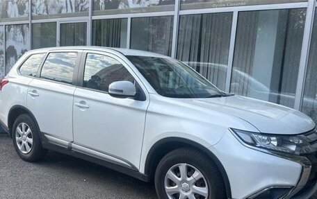 Mitsubishi Outlander III рестайлинг 3, 2015 год, 1 700 000 рублей, 7 фотография