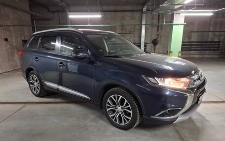 Mitsubishi Outlander III рестайлинг 3, 2018 год, 1 850 000 рублей, 3 фотография
