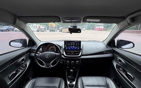 Toyota Yaris XP150 рестайлинг, 2022 год, 1 310 000 рублей, 24 фотография